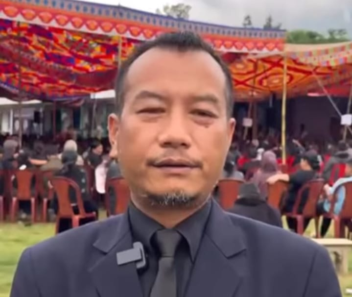 Haominlun Sitlhou addressing mourners at burial service in Motbung after Kangpokpi pastor killings