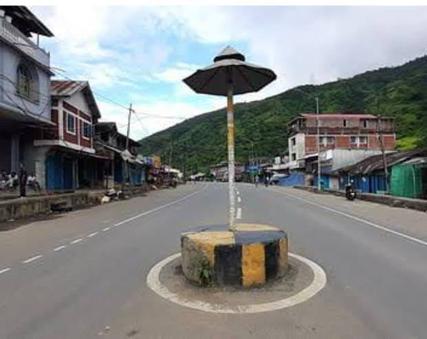 KSO Sadar Hills Begins 48-Hour Total Shutdown Over 14 Kuki Hostages; Warns of Constitutional Failure A deserted road in Kangpokpi district during the 48-hour shutdown called by KSO Sadar Hills over the hostage crisis.